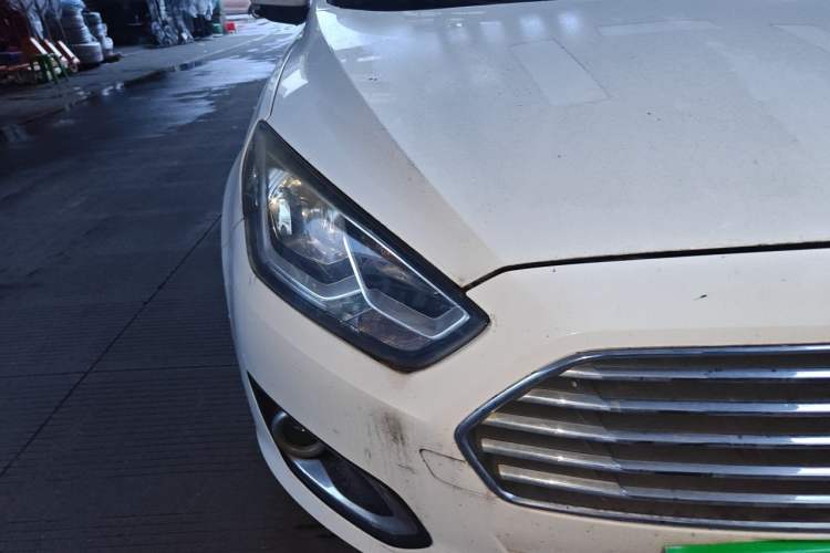 Used Ford Escort 2015 1.5L Automatic Fashion Model Right Front Headlight