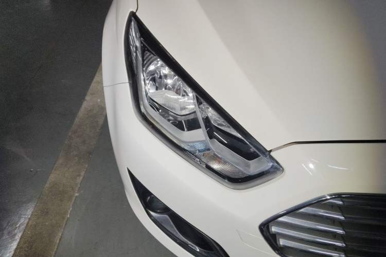 Used Ford Escort 2015 1.5L Automatic Fashion Model Right Front Headlight