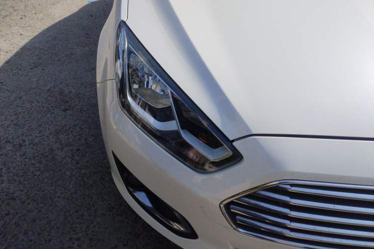 Used Ford Escort 2015 1.5L Automatic Fashion Model Right Front Headlight