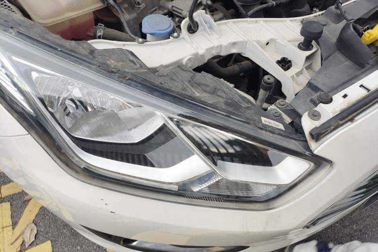 Used Ford Escort 2015 1.5L Automatic Fashion Model Right Front Headlight