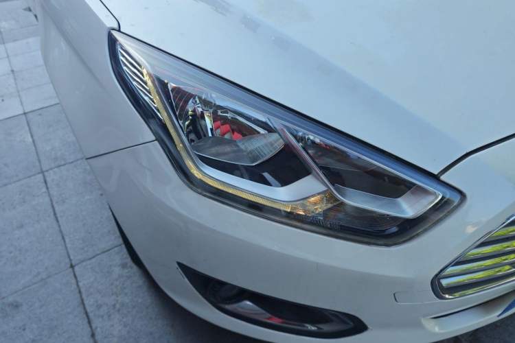 Used Ford Escort 2015 1.5L Automatic Fashion Model Right Front Headlight