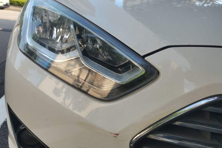 Used Ford Escort 2015 1.5L Automatic Fashion Model Right Front Headlight