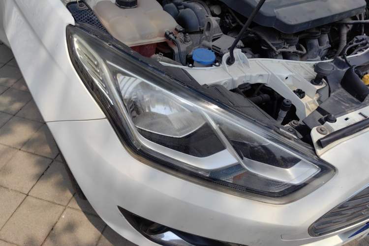 Used Ford Escort 2015 1.5L Automatic Fashion Model Right Front Headlight