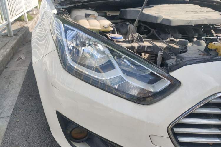 Used Ford Escort 2015 1.5L Manual Fashion Edition Right Front Headlight