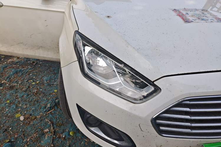 Used Ford Escort 2015 1.5L Automatic Fashion Model Right Front Headlight