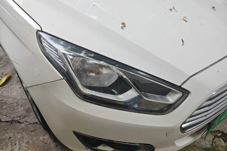 Used Ford Escort 2015 1.5L Automatic Fashion Model Right Front Headlight
