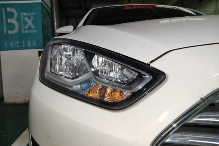 Used Ford Escort 2015 1.5L Automatic Fashion Model Right Front Headlight