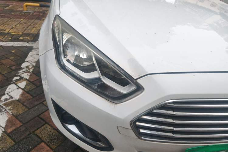 Used Ford Escort 2015 1.5L Automatic Fashion Model Right Front Headlight