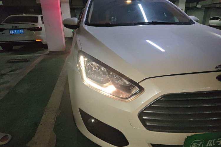 Used Ford Escort 2015 1.5L Automatic Comfort Edition Right Front Headlight