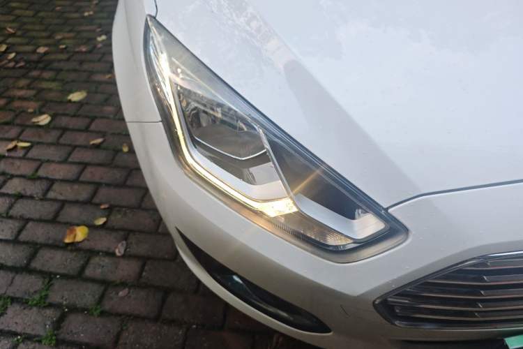Used Ford Escort 2015 1.5L Manual Fashion Edition Right Front Headlight