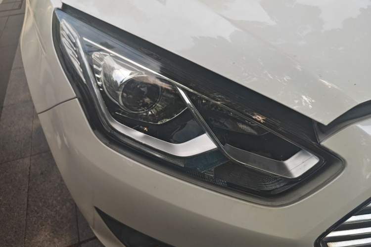 Used Ford Escort 2015 1.5L Automatic Fashion Model Right Front Headlight