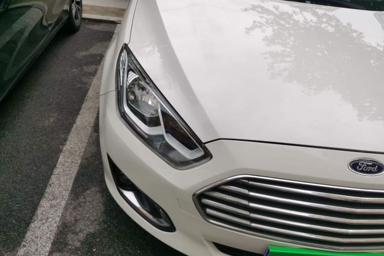 Used Ford Escort 2015 1.5L Automatic Fashion Model Right Front Headlight