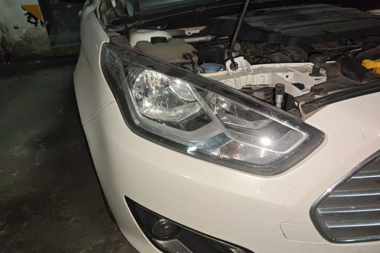 Used Ford Escort 2015 1.5L Automatic Fashion Model Right Front Headlight