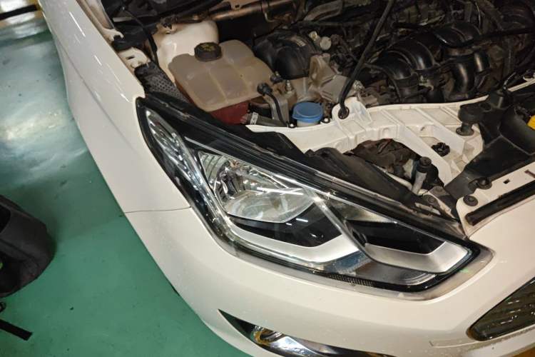 Used Ford Escort 2015 1.5L Manual Fashion Edition Right Front Headlight