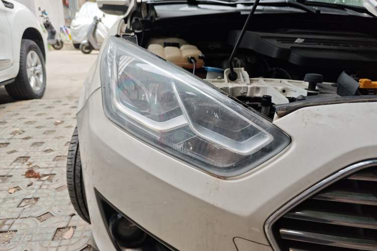 Used Ford Escort 2015 1.5L Automatic Fashion Model Right Front Headlight