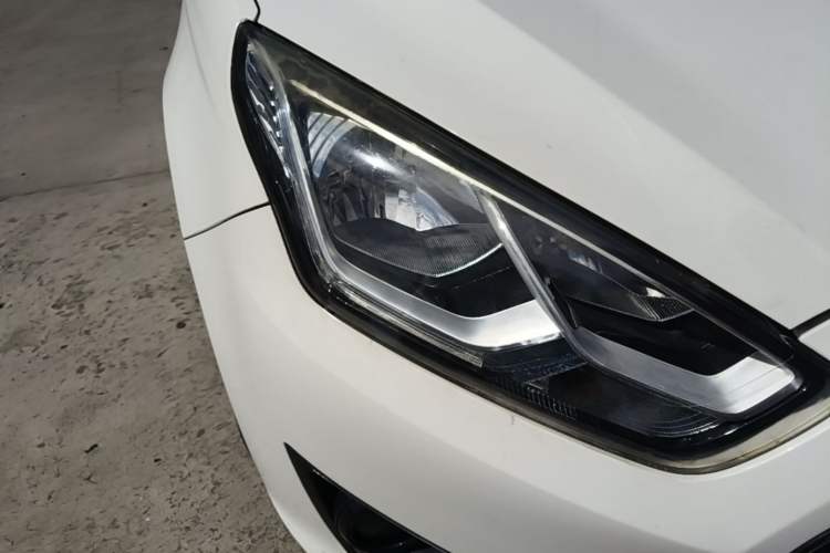 Used Ford Escort 2015 1.5L Automatic Comfort Edition Right Front Headlight