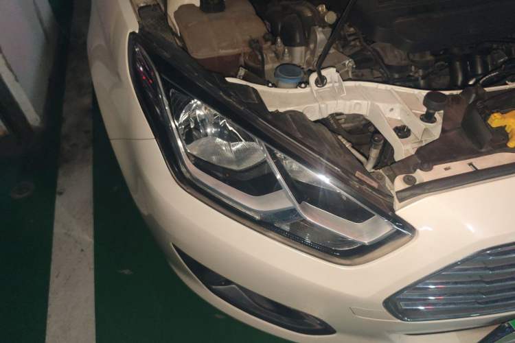 Used Ford Escort 2015 1.5L Automatic Fashion Model Right Front Headlight
