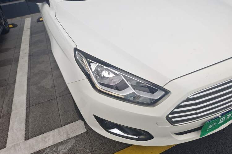 Used Ford Escort 2015 1.5L Automatic Fashion Model Right Front Headlight