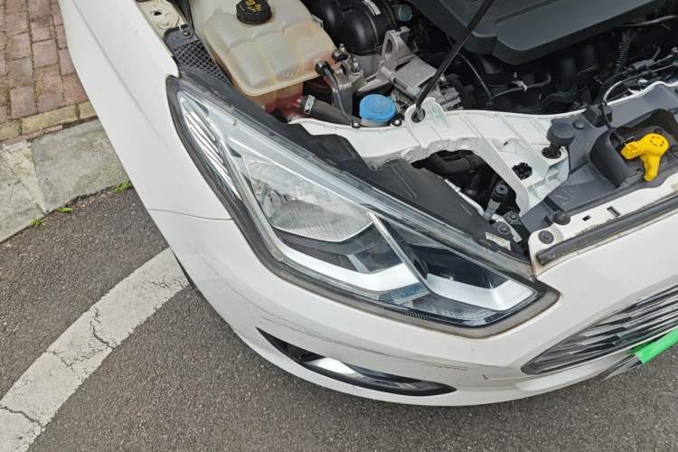 Used Ford Escort 2015 1.5L Automatic Fashion Model Right Front Headlight