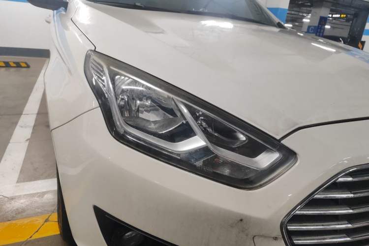 Used Ford Escort 2015 1.5L Automatic Fashion Model Right Front Headlight