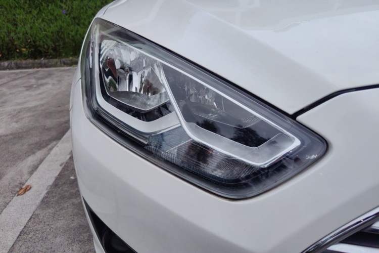 Used Ford Escort 2015 1.5L Automatic Fashion Model Right Front Headlight