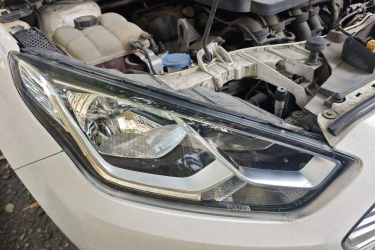 Used Ford Escort 2015 1.5L Automatic Fashion Model Right Front Headlight