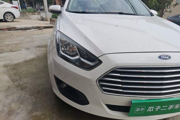 Used Ford Escort 2015 1.5L Manual Comfort Model Right Front Headlight