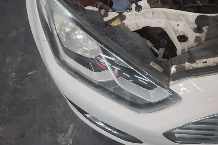 Used Ford Escort 2015 1.5L Manual Fashion Edition Right Front Headlight