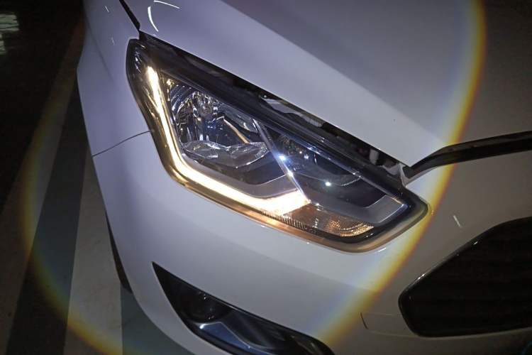 Used Ford Escort 2015 1.5L Automatic Fashion Model Right Front Headlight