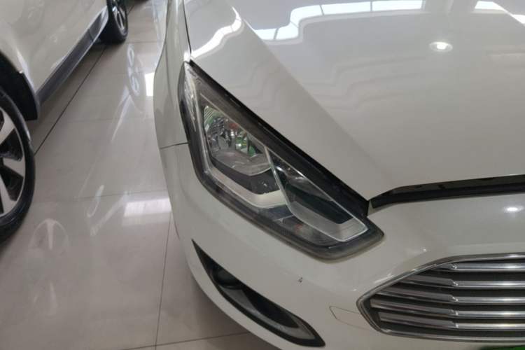 Used Ford Escort 2015 1.5L Automatic Fashion Model Right Front Headlight
