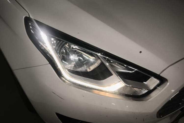 Used Ford Escort 2015 1.5L Automatic Comfort Edition Right Front Headlight