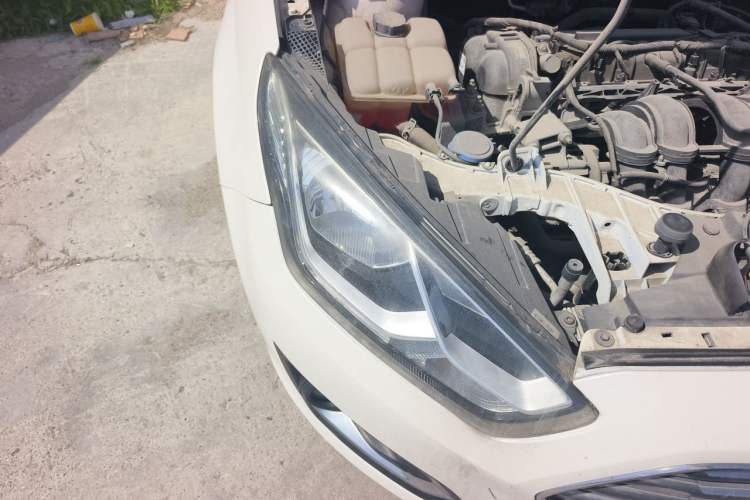 Used Ford Escort 2015 1.5L Manual Fashion Edition Right Front Headlight