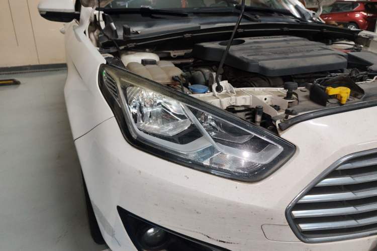Used Ford Escort 2015 1.5L Automatic Fashion Model Right Front Headlight
