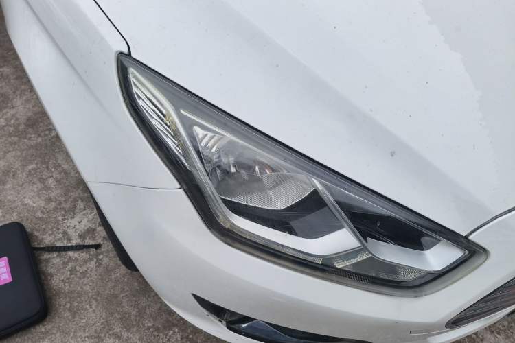 Used Ford Escort 2015 1.5L Automatic Fashion Model Right Front Headlight