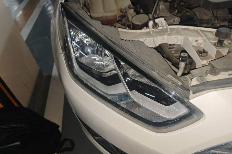 Used Ford Escort 2015 1.5L Automatic Fashion Model Right Front Headlight