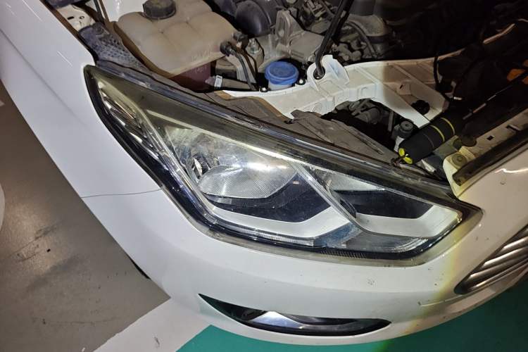 Used Ford Escort 2015 1.5L Automatic Fashion Model Right Front Headlight