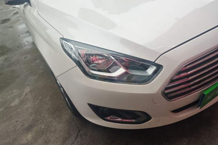 Used Ford Escort 2015 1.5L Automatic Fashion Model Right Front Headlight