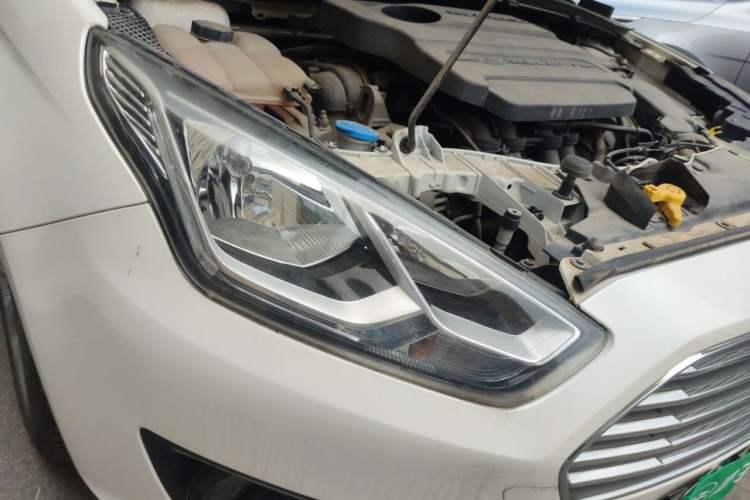 Used Ford Escort 2015 1.5L Manual Fashion Edition Right Front Headlight