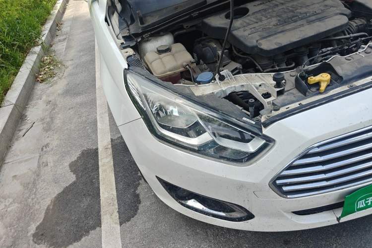 Used Ford Escort 2015 1.5L Automatic Fashion Model Right Front Headlight