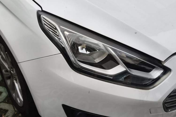 Used Ford Escort 2015 1.5L Automatic Fashion Model Right Front Headlight