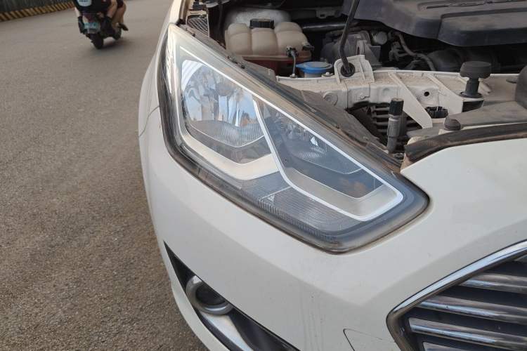 Used Ford Escort 2015 1.5L Automatic Fashion Model Right Front Headlight