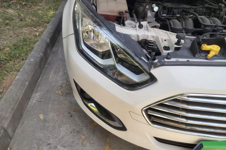 Used Ford Escort 2015 1.5L Automatic Fashion Model Right Front Headlight