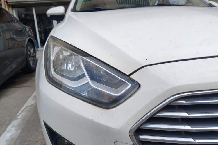 Used Ford Escort 2015 1.5L Automatic Fashion Model Right Front Headlight