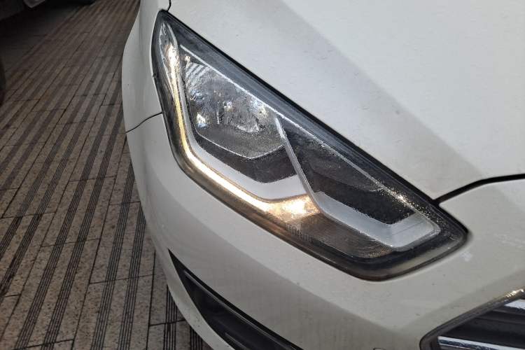 Used Ford Escort 2015 1.5L Automatic Comfort Edition Right Front Headlight