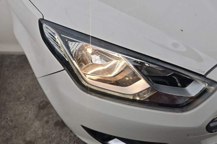 Used Ford Escort 2015 1.5L Automatic Fashion Model Right Front Headlight
