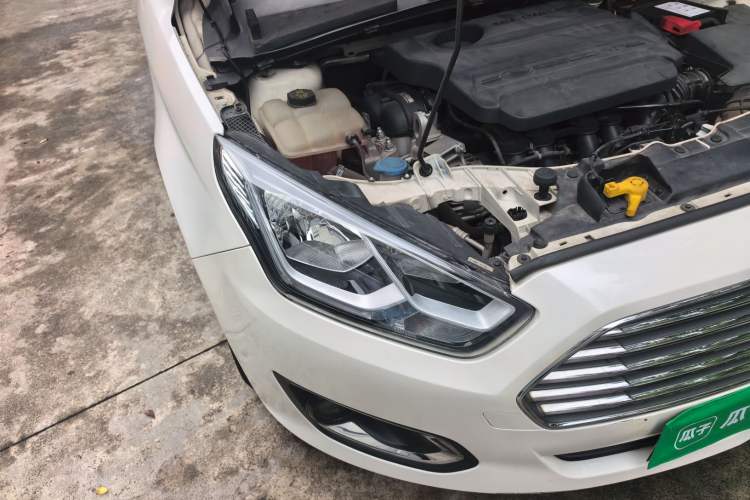 Used Ford Escort 2015 1.5L Automatic Fashion Model Right Front Headlight