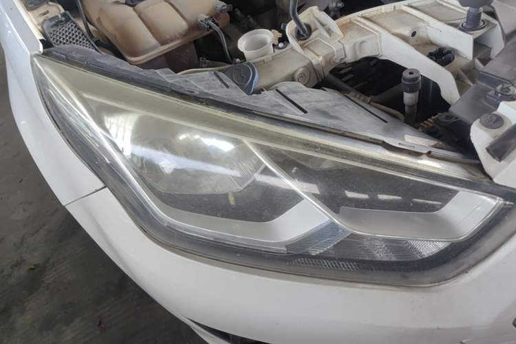 Used Ford Escort 2015 1.5L Manual Fashion Edition Right Front Headlight