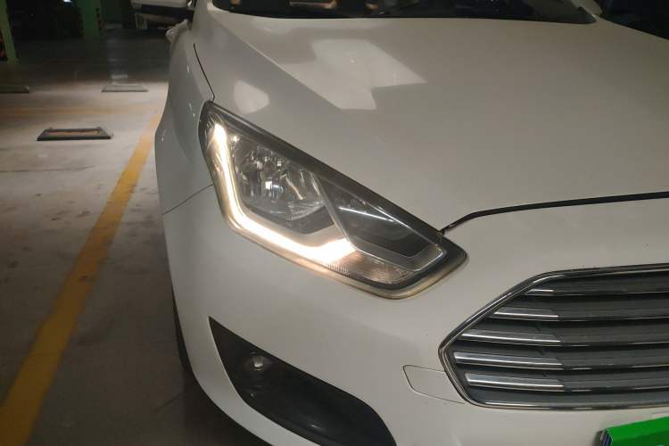 Used Ford Escort 2015 1.5L Manual Comfort Model Right Front Headlight