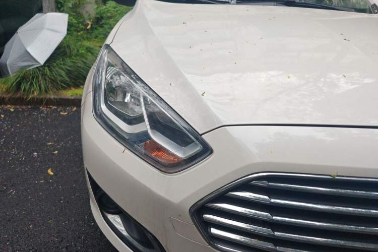 Used Ford Escort 2015 1.5L Automatic Fashion Model Right Front Headlight