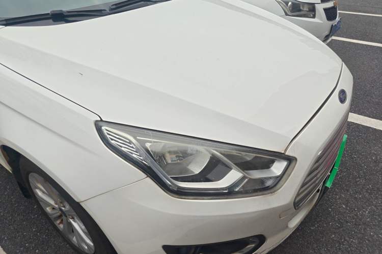 Used Ford Escort 2015 1.5L Automatic Fashion Model Right Front Headlight